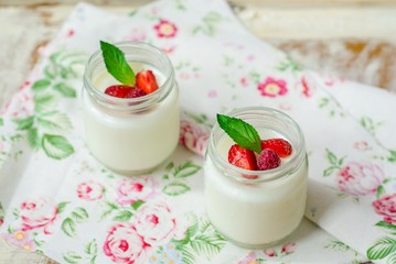 Домашний йогурт с малиной и клубникой