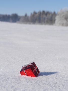 rotes geschenk liegt wei&szlig;en schnee
