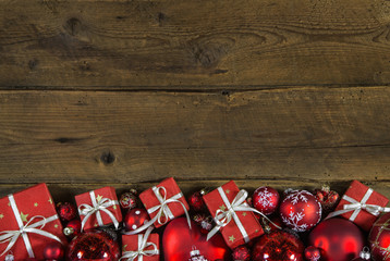Hintergrund Holz weihnachtlich: Weihnachtsgeschenke rot