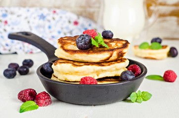 Оладьи в чугунной сковороде с ягодами