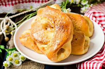 Открытые пироги с яблоками