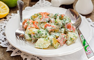 Картофельный салат с лососем
