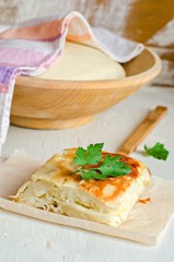 Ачма - грузинский пирог с сыром на деревянном фоне