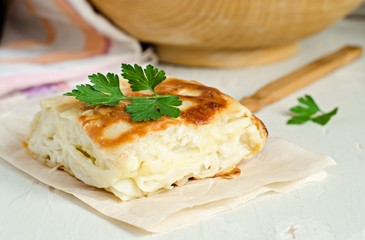Ачма - грузинский пирог с сыром на деревянном фоне