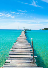 Fototapeta premium Słoneczny spokój kontemplujący morze