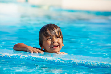 Fototapeta na wymiar Portrait of happy boy in swimming pool