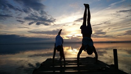 Jóvenes haciendo el pino © Ricardo Ferrando
