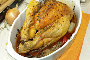 poulet rôti dans un plat