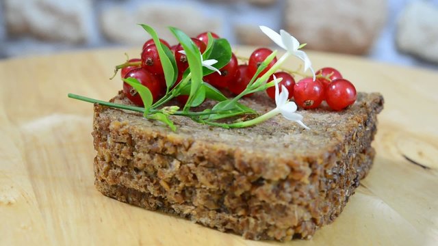 pane di segale e ribes rosso