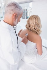 Obraz premium Doctor listening the breathing at his patient