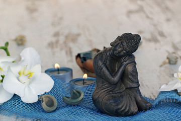 Fototapeta na wymiar Buddha mit Teelichtern