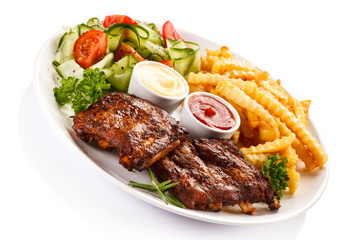 Tasty grilled ribs with vegetables