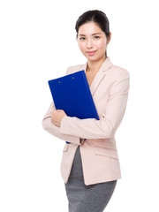 Obraz premium Asian businesswoman with clipboard