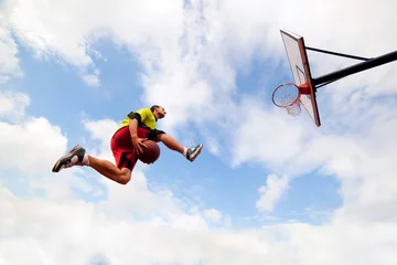 Kussenhoes Young man making a slam dunk playing streetball basketball © Photocreo Bednarek