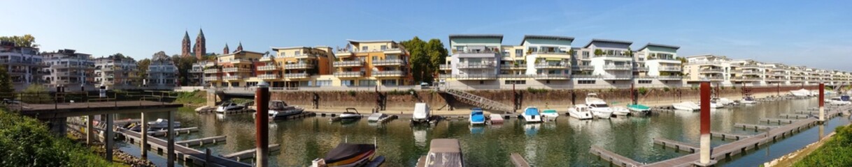 Obraz premium Exklusive Wohnhäuser am alten Hafen in Speyer