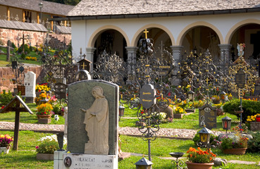 Friedhof in St. Ulrich - Dolomiten - Alpen