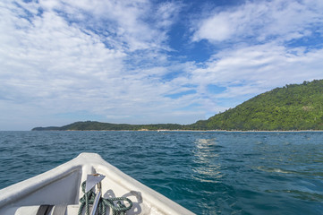 Fototapeta na wymiar Island with clear blue skies