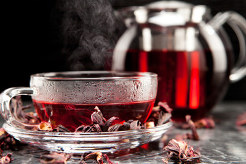 Malventee im Glas mit getrockneten Malvenblüten