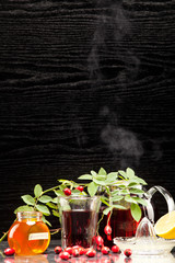 Hagebuttentee mit Honig und Zitrone im Glas