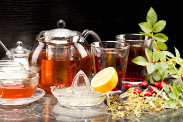 Früchtetee mit Hagebutten und Lindenblüten im Teeservice