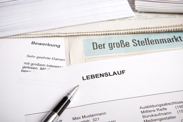 Obraz premium Lebenslauf, Bewerbung, mit Stellungsmarkt in Tageszeitung