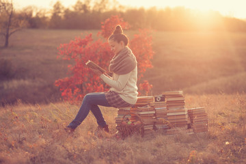 Hipster girl reading at sunset - obrazy, fototapety, plakaty