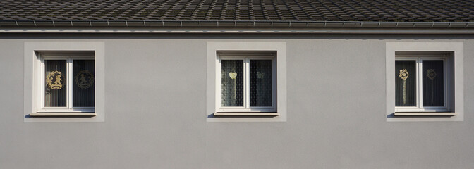 Fototapeta na wymiar Modernisiertes Stockwerk in grau mit 3 PVC Fenster