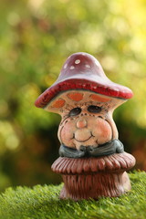 Pilz mit Baumhintergrund