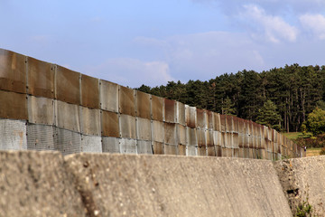 Fototapeta na wymiar DDR-Grenze - Verlauf des Todesstreifens mit Drahtzaun