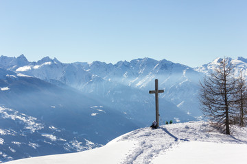 Croce in cima alla montagna con neve