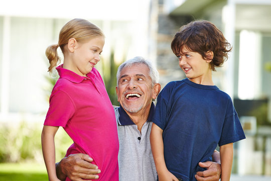 Glücklicher Großvater und zwei Enkel
