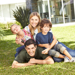 Familie mit Sohn und Tochter im Garten