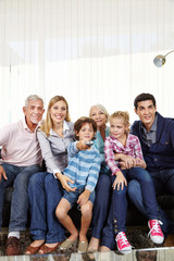 Familie und Kinder schauen Smart TV mit Fernbedienung