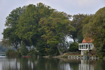 Obraz premium L'automne sur les berges du lac de Genval