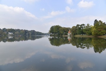 Obraz premium Le lac de Genval sous un ciel de brume