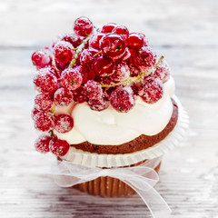 Schokocupcake mit gezuckerten Beeren