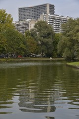 Obraz premium L'étang d'Anderlecht et la cité J. Vives