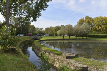 Fototapeta na wymiar L'étang circulaire et le ruisseau au parc de Neerpede