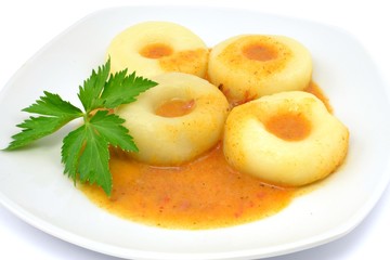 kluski śląskie z sosem gulaszowym
