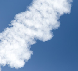 Obraz premium trace of an airplane against blue sky