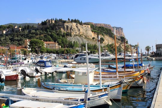 Barques de p&ecirc;che dans le port de Cassis
