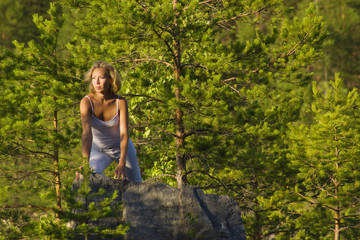 Naklejka premium Beauty blonde in the deep forest