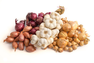 Verschiedene Zwiebeln, Schalotten und Knoblauch