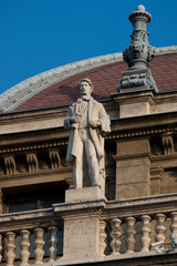 Fototapeta na wymiar Statue on the roof of Opera House in Budapest