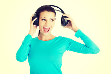 Naklejka premium Beautiful woman with headphones