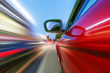 Fotobehang Snelle auto auto op de weg met bewegingsonscherpte achtergrond