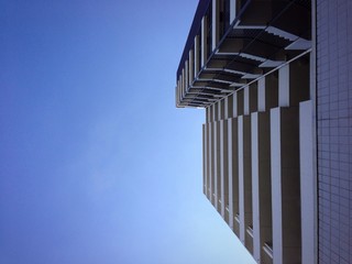 空を見上げる