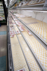 大震災後に商品がなくなったスーパーマーケット