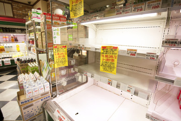 大震災後に商品がなくなったスーパーマーケット