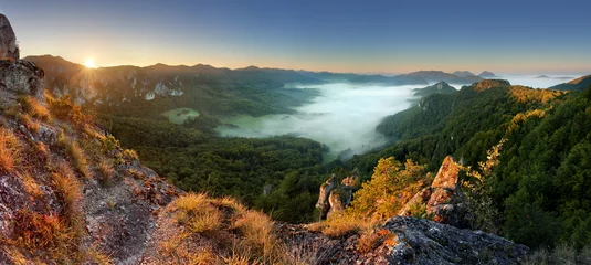 Photo sur Plexiglas Automne Montagne rocheuse au coucher du soleil - Slovaquie, Sulov